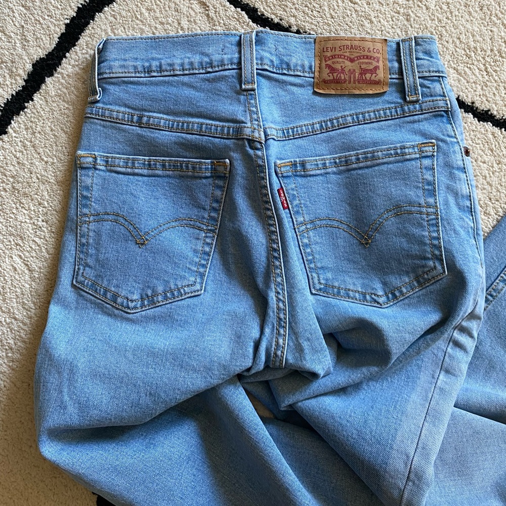 Levi’s Mom Jeans High Waisted - Distressed Light - Women’s 24